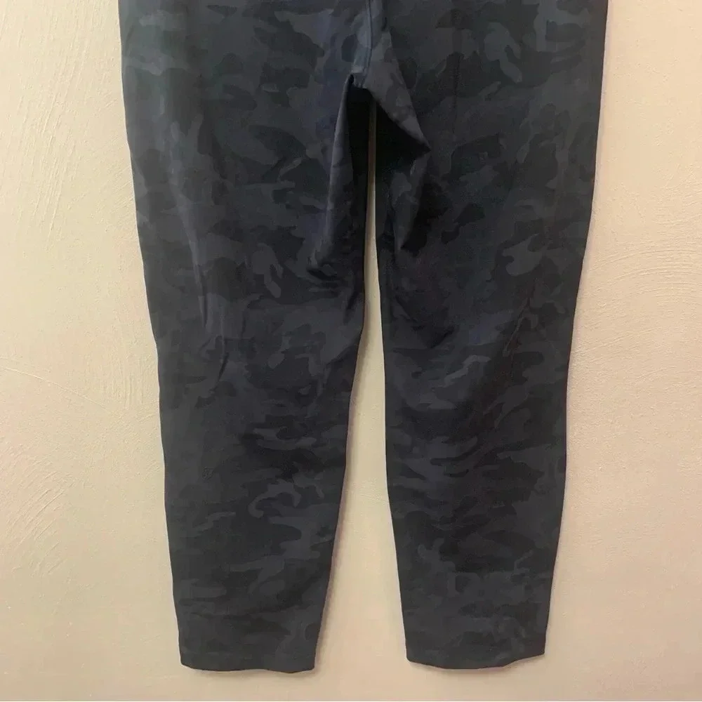 Lululemon On the Fly 7/8 Pant in Incognito Camo Multi Grey Size 8